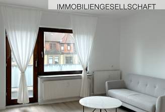 Titelbild Wohnzimmer mit Balkonzugang