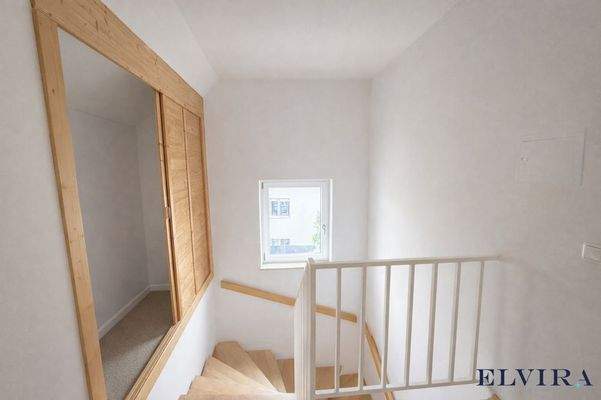 Stauraum Nische und Treppenabgang DG