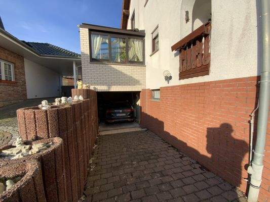 Garagenzufahrt mit darüberliegenden Wintergarten