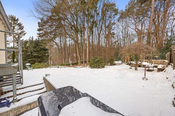 mit Treppe zum Garten