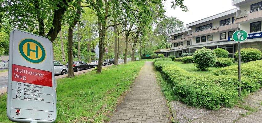 Bushaltestelle direkt vor der Tür.