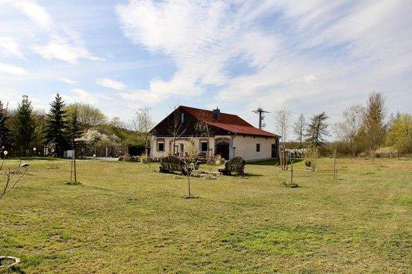 und großes Grundstück