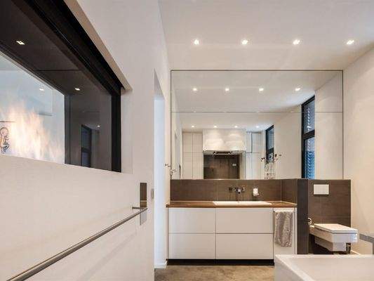 ...Gas-Kamin zwischen Bad und Schlafzimmer inklusi