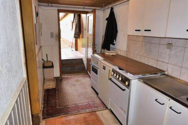 UG: Küche mit Ausgang zur Terrasse