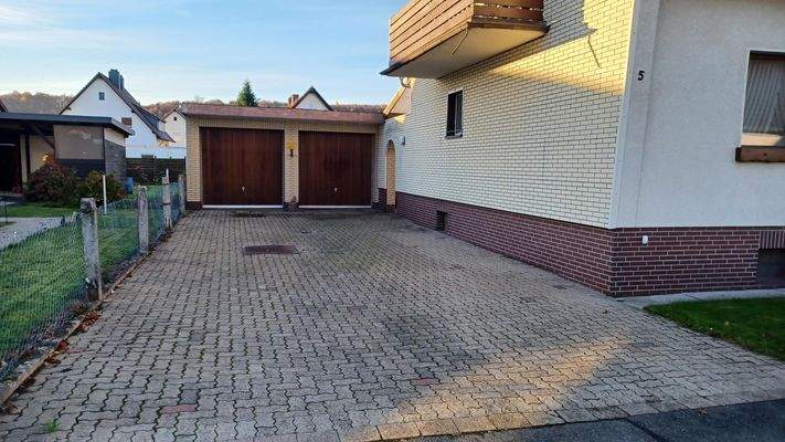 Gepflasterte Einfahrt zur Doppelgarage