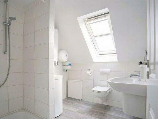 Badezimmer DG - (KI optimiert)