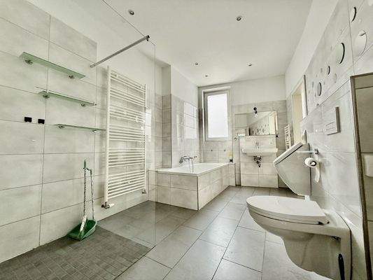 Wannen-/Duschbadezimmer