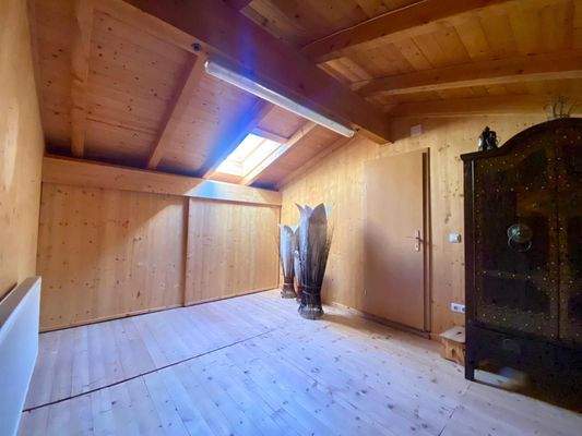 Dachbodenbereich mit Schiebewände