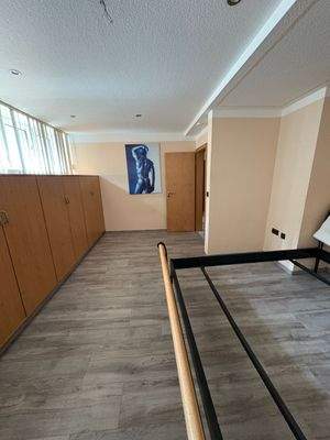 Helles Zimmer mit Schrankwand