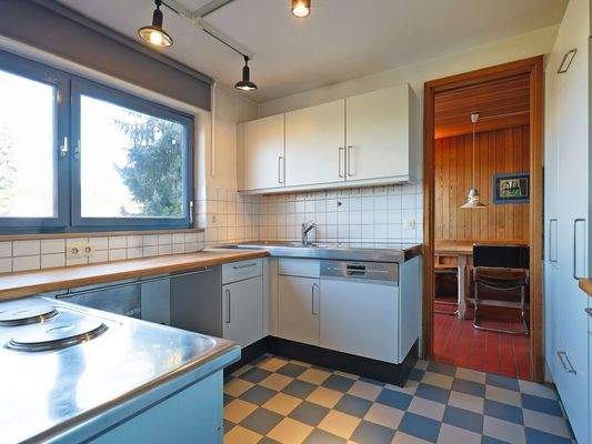 EG: Großzügige Küche mit viel Stauraum