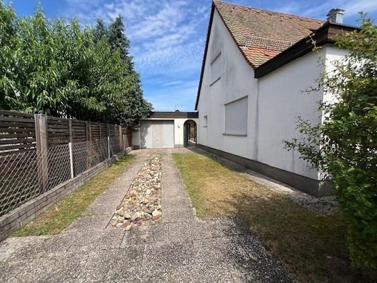 Garagenzufahrt und Stellplatz.