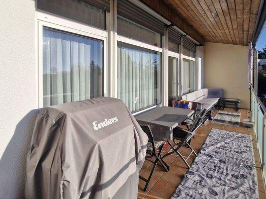 Großer, überdachter Balkon