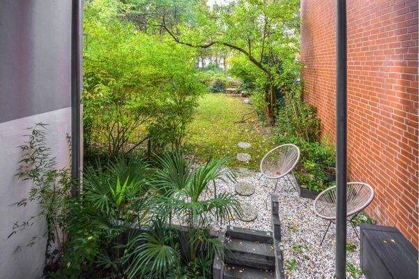 Blick aus dem Schlafzimmer ins Grüne