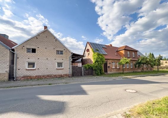 Wohnhaus mit Giebel des Nebengebäudes und Zufahrtsmöglichkeit 2 Straßenansicht!