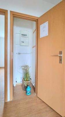 2. Flur mit Abstellraum.jpg