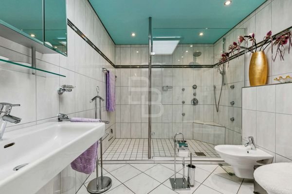 Große Dusche im Bad!