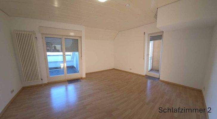 Schlafzi m. Blick zur Loggia u. Balkonaustritt rechts