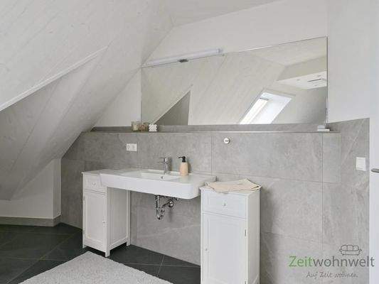 Waschtisch und großer Spiegel