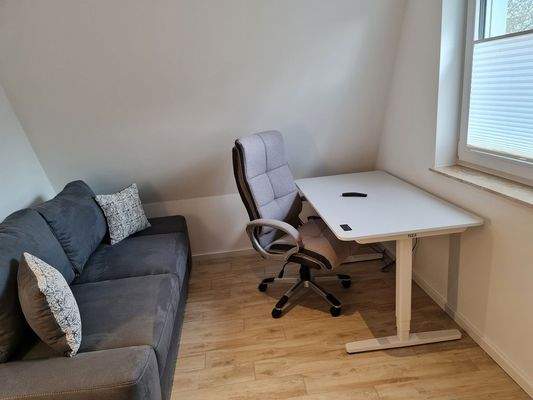 Arbeitszimmer mit Schlafcouch