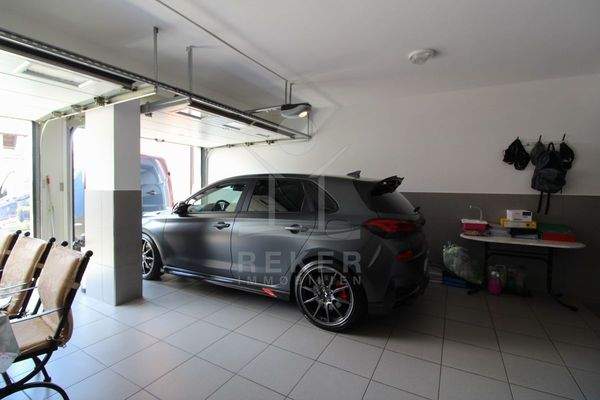 Zwei Autos stehen in der Garage sicher