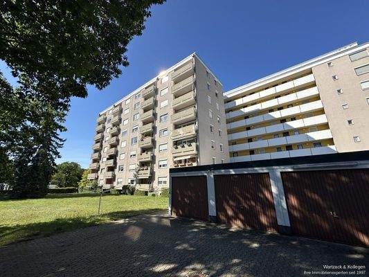 Blick vom Garagenhof auf die Wohnanlage