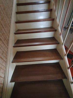 Holztreppe in das OG