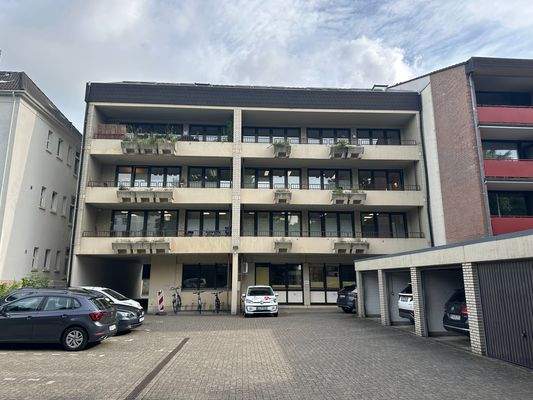 Mehrfamilienhaus mit Parkplatz