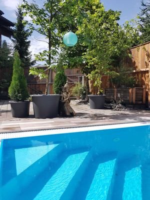 Großer Pool mit Zugang und Abdeckung 