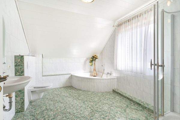 OG Familienbad mit Badewanne, Dusche und Tageslicht