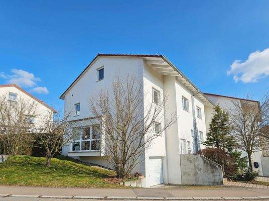 Hausansicht mit Garage und Stellplatz