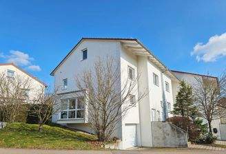 Hausansicht mit Garage und Stellplatz