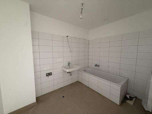 Haus_1_Top_8_Badezimmer_2_(Badewanne)