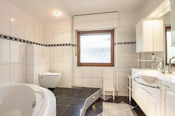 Wannenbad mit Fenster