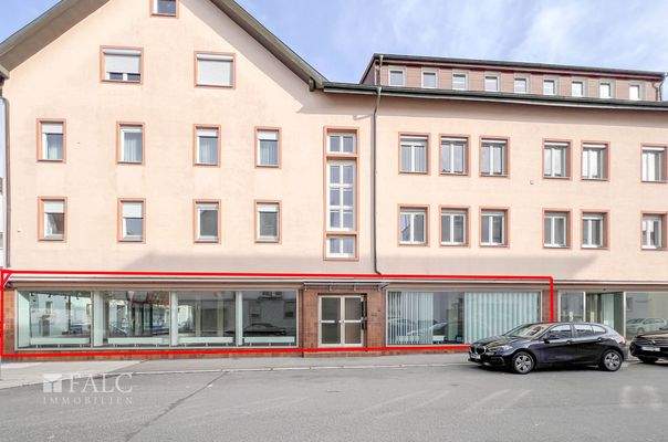 Seitenansicht des Ladenlokals mit Ecklage