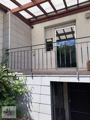 überdachter Balkon mit Gartenzugang