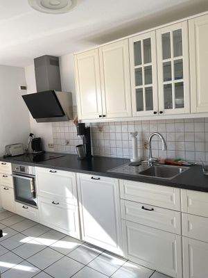 Küche mit Einbauküche