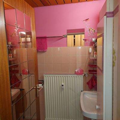 Bad mit Dusche und WC