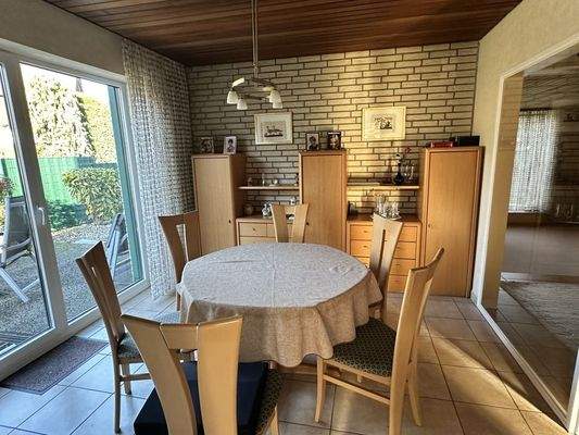 Eßzimmer mit Ausgang zum Garten