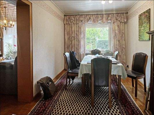 Der Wohn- und Essbereich verfügen über einen gut erhaltenen Parkettfußboden