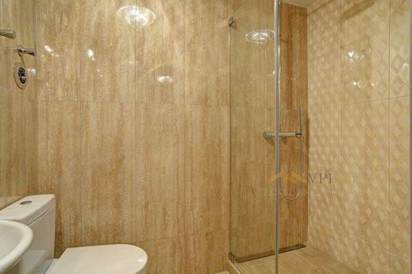 2. Bad mit Marmor/Fliesen