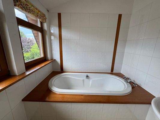 das schöne Tageslichtbad im 1. OG.