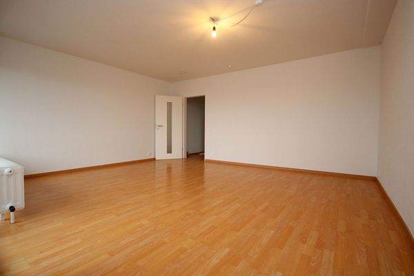 Wohnzimmer mit Essbereich.JPG