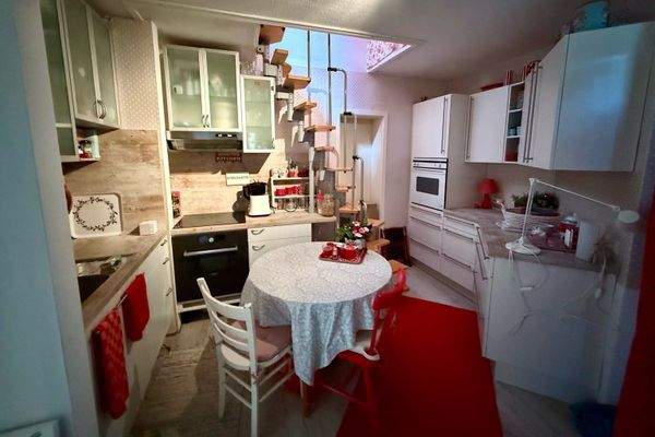 Wohnung im OG - kl. Küche + Raumspartreppe zum Spitzboden