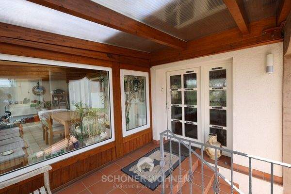 überdachter Eingangsbereich