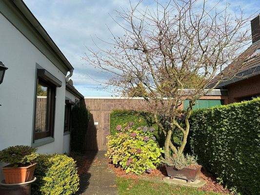 mit angrenzendem Nebengebäude