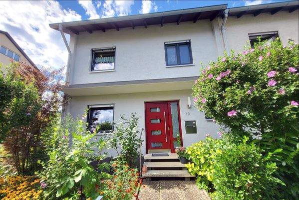 Gepflegte Vorderansicht des Hauses