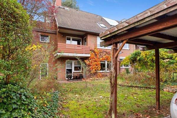 Rückansicht mit Carport