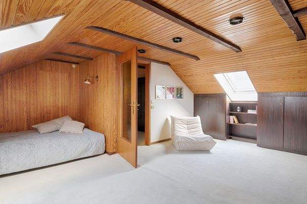 wohnlicher Raum im Dachgeschoss - Blick zur Tür