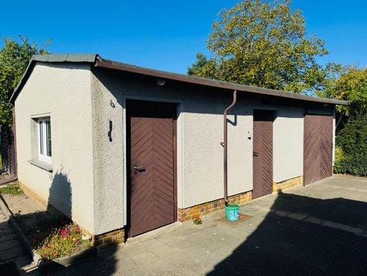 Nebengebäude mit Garage