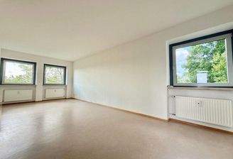 Heller Wohn- und Essbereich vor Renovierung